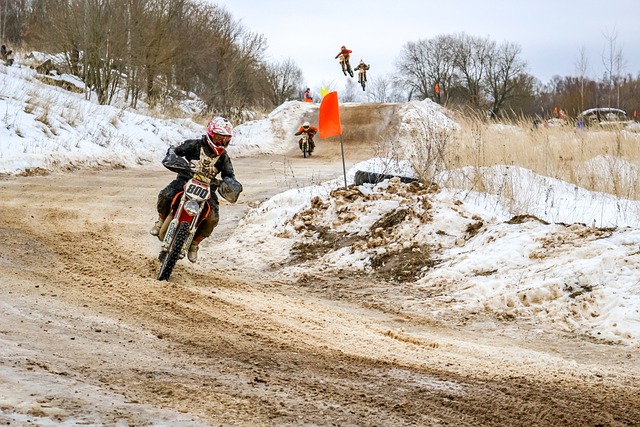 已明显回追